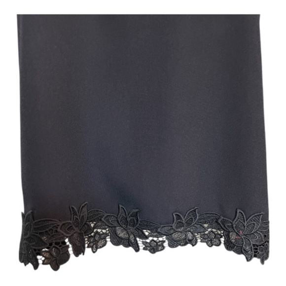 ✨ EUC ANN TAYLOR Navy Sleeveless Shell with Floral Appliqué Hem | Women’s Sz M - Picture 2 of 8